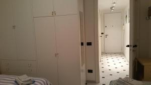 拉帕洛Casa Auxilium的白色客房,设有床铺,铺有白色地板