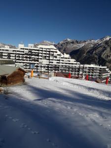 皮伊圣万桑Val Gardena 1的前面的地面上积雪的建筑