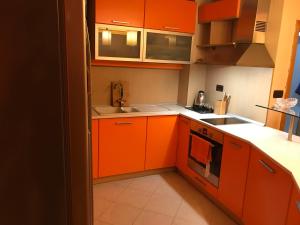 索非亚梦幻三卧室公寓的厨房配有橙色橱柜和水槽