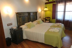 比利亚尔叠瓜德拉里贝拉里尔拉姆拉德罗斯阿里贝斯酒店的一间卧室配有一张大床和两条毛巾
