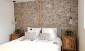 赞德沃特INTIKA Beach House的一间卧室配有带白色床单和枕头的床。