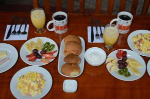 巴尼奥斯Bosque Protector Hacienda Guamag的餐桌,早餐盘和饮料