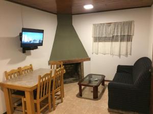 巴拉德尔楚Cabañas Marcelo的客厅配有桌子和壁炉