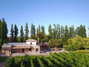迈普波萨达卡维尔斯葡萄酒农场酒店的享有花园房屋的空中景致