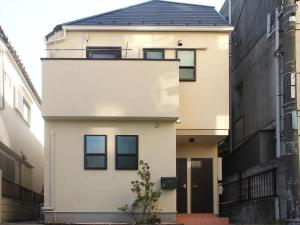 东京东京古都涩谷3公寓的黑色屋顶的白色房子