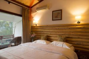 雪狮岭江畔酒店客房内的一张或多张床位