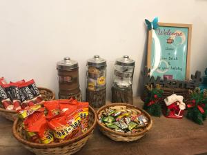 马六甲旅乐酒店的一张桌子,上面有三篮子的食物和圣诞礼物