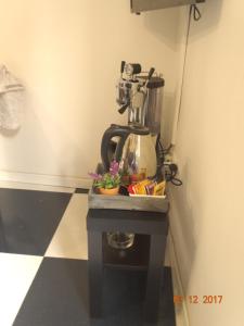 伊莫拉Rocchi Residence的一张桌子和咖啡壶