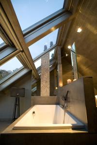 BazelSuite & B by Hofke van Bazel的带浴缸的浴室和大窗户