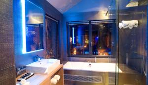 BazelSuite & B by Hofke van Bazel的带浴缸、水槽和淋浴的浴室