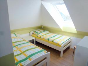 BusdorfFerienwohnung Am Runenstein 7的小型客房 - 带2张床和窗户