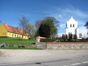 赫尔辛厄提丝维尔德艮班德布住宿加早餐旅馆的教堂,黄白色建筑和街道