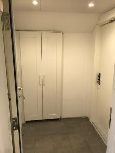 卡尔斯塔德Residence Marmorvägen的一个空房间,有白色的橱柜和门
