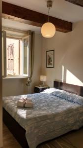 帕尔马Heart of Parma的一间卧室设有一张大床和一个窗户。