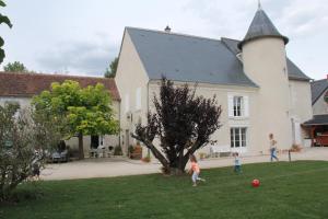 Huisseau-sur-CossonManoir le Bout du Pont的两个孩子在房子的院子里玩球