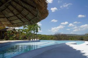 马萨亚庄园天堂之门生态屋水疗度假村的美景度假酒店的游泳池