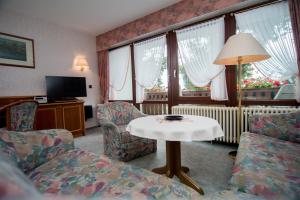 巴特萨克萨索奈霍夫酒店的客厅配有桌椅和窗户。