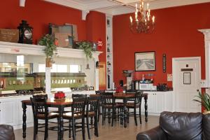 La PlataDepot Inn & Suites的一间拥有红色墙壁和桌椅的用餐室