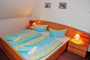 巴贝Ferienapp Dr Beate Gurle Und Dr的小客房内的两张床,配有蓝色枕头