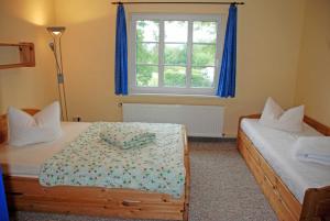 布德明gro_zuegige Ferienwohnung mit Kamin的一间卧室设有两张床和窗户。