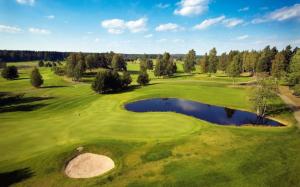 卡尔斯塔德Residence Marmorvägen的高尔夫球场的顶部景色,设有池塘