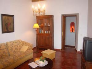 拉奥利瓦GBH Casas Las Portadas的带沙发和电视的客厅
