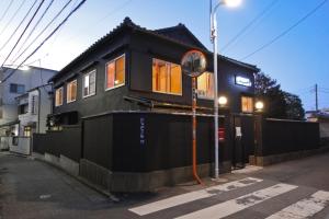 东京hanare的街道边的一间黑色小房子