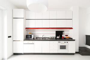 孔韦尔萨诺B&B Casa Laruccia的白色的厨房配有水槽和微波炉