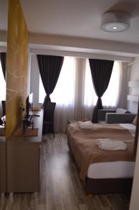 奥赫里德Ohrid Luxury Studios的酒店客房,设有两张床和一张沙发