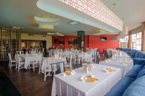 梭罗桑南索罗酒店的一间设有白色桌椅的用餐室