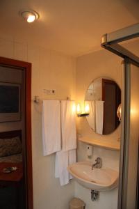 布伦Ackfeld Hotel-Restaurant的浴室配有盥洗盆、镜子和毛巾