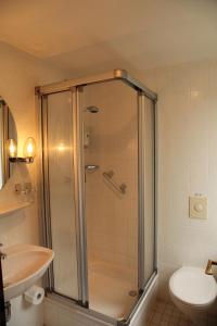 布伦Ackfeld Hotel-Restaurant的带淋浴、卫生间和盥洗盆的浴室