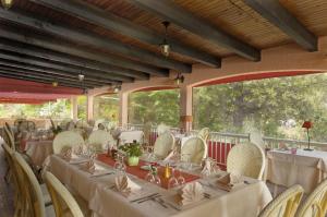 塞雷拉Hotel Stella Marina的一间设有白色桌椅的用餐室