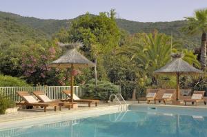 塞雷拉Hotel Stella Marina的游泳池旁的游泳池配有躺椅和遮阳伞