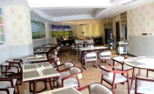 温州亨得拉精品酒店的餐厅内带桌椅的用餐室