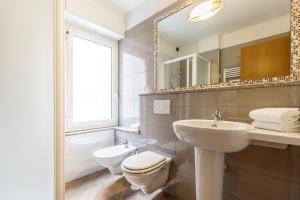 文蒂米利亚卡利普索酒店 的一间带水槽、卫生间和镜子的浴室