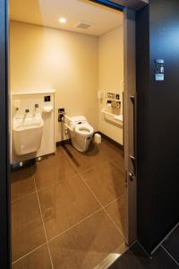 大阪难波原町WBF酒店的一间带卫生间、水槽和小便室的浴室