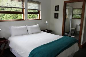 克卢夫Nkutu River Lodge的卧室配有白色的床和2扇窗户。