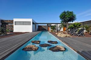 拉哈雷斯Villa La Laguna的房屋中间的游泳池