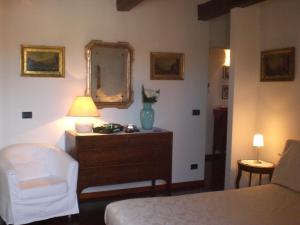 威尼斯Le Mansarde Deluxe的一间卧室配有带镜子和椅子的梳妆台