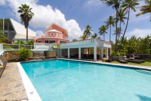 多巴哥巴克雷湾蓝色天堂酒店内部或周边的泳池