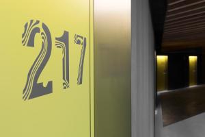 巴塞罗那巴塞罗那雷克酒店（仅限成人入住）的建筑物一侧有号码的门