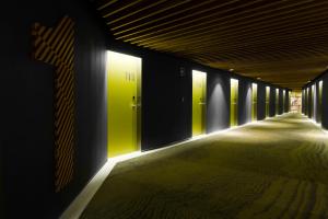 巴塞罗那巴塞罗那雷克酒店（仅限成人入住）的大楼内带绿门的走廊