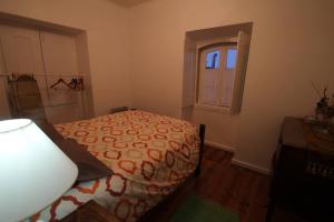 辛特拉塞姆坎蒂加3号度假屋的一间卧室设有一张床和一个窗口