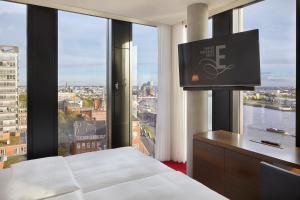 汉堡帝王河畔酒店的酒店客房设有一张床和一个大窗户