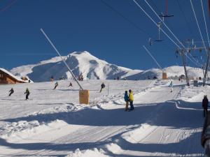 Rosswald瓦莱阿尔卑斯风格格鲁鹏豪斯旅舍的一群人沿着雪覆盖的山滑雪