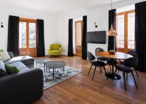 马德里马德里市中心弗恩卡拉尔46号住宿加早餐公寓的客厅配有沙发和桌椅