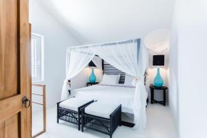 内里吉恩加尔博卡公寓的一间卧室配有一张带天蓬的白色床