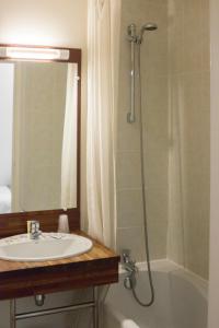 迪关瑞莱斯卡纳罗酒店的一间带水槽和淋浴的浴室