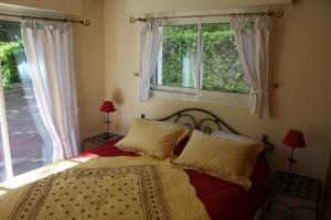 昂蒂布埃科勒布斯桑尼雷酒店的一间卧室设有一张床和两个窗户。